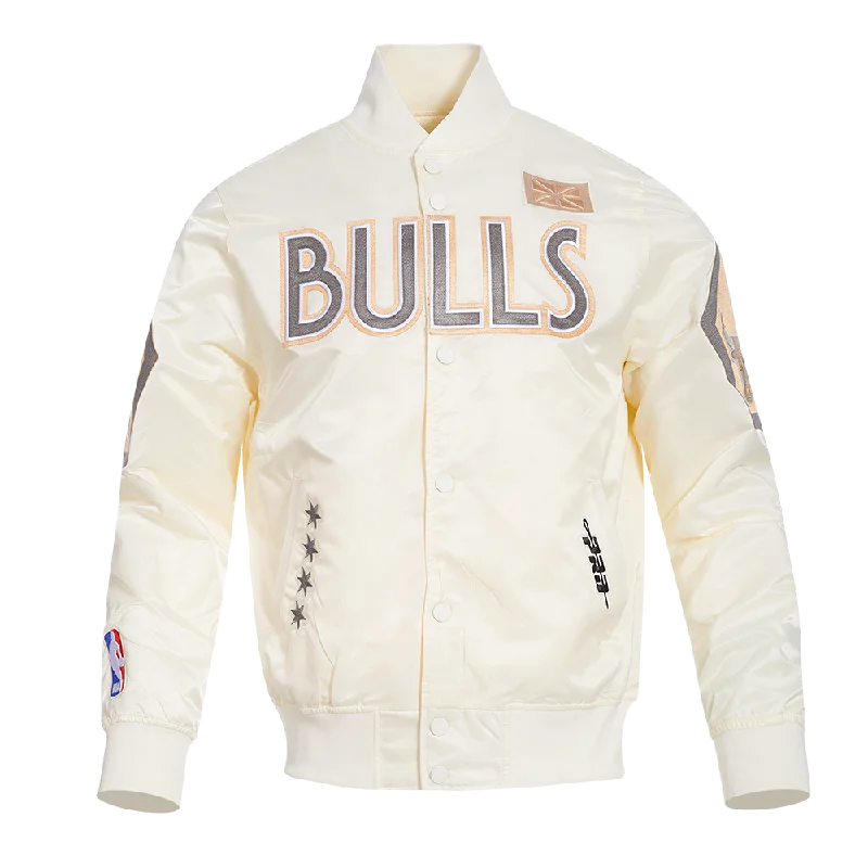 NBA CHICAGO BULLS CITY EDITION 24-25 MEN'S SATIN JACKET (EGGSHELL)